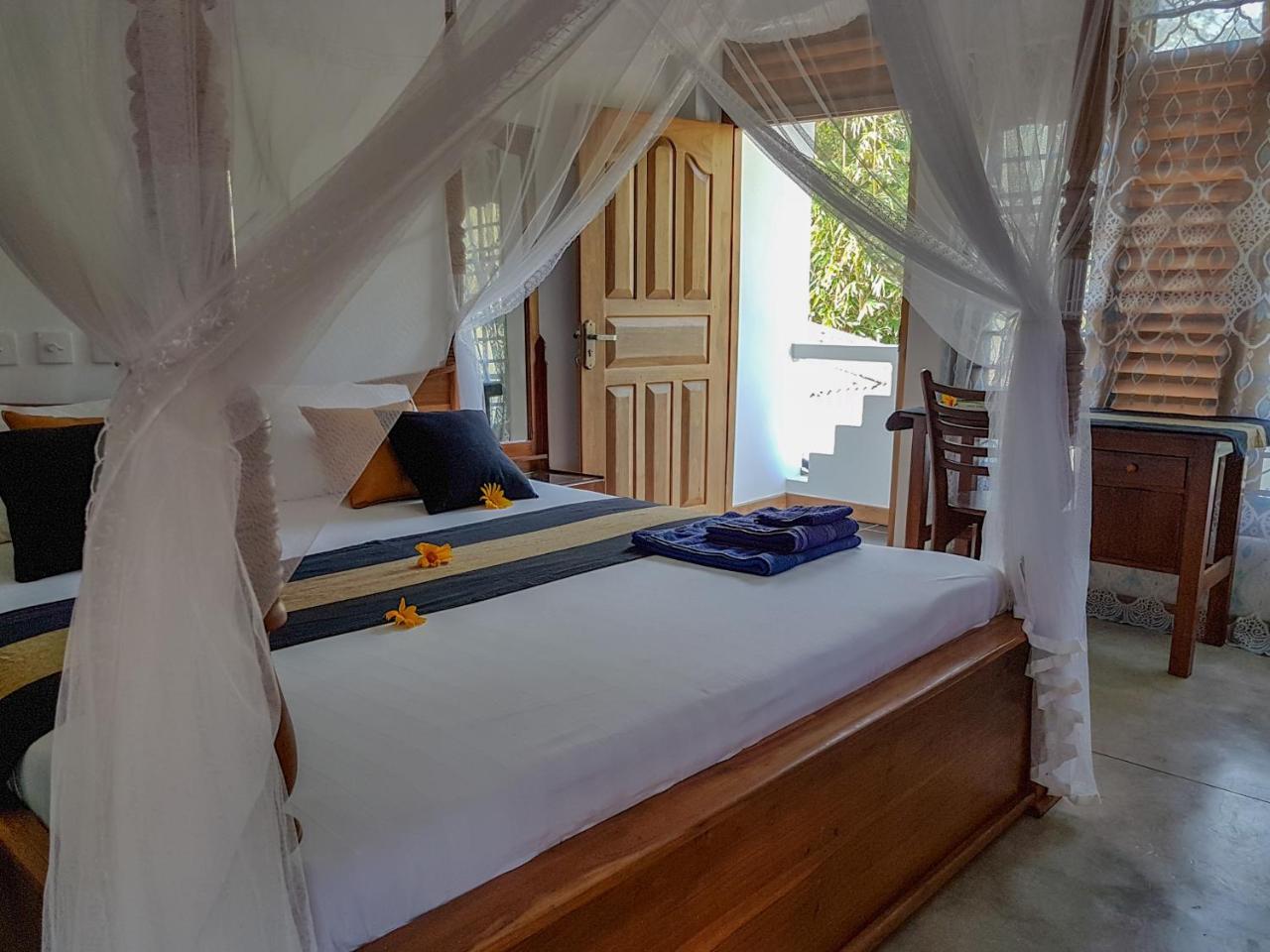 White Villa Beach Resort Mirissa Bagian luar foto